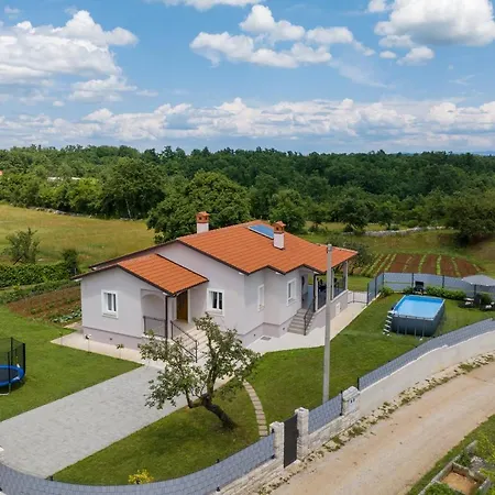 Holiday House Leana Pazin Exterior photo