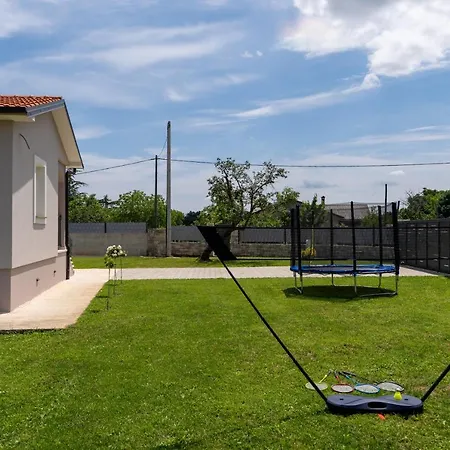 Holiday House Leana Pazin Exterior photo