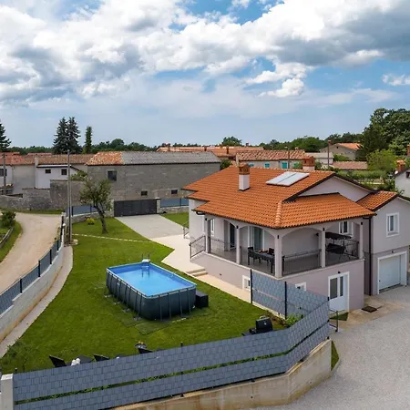 Holiday House Leana Pazin Exterior photo