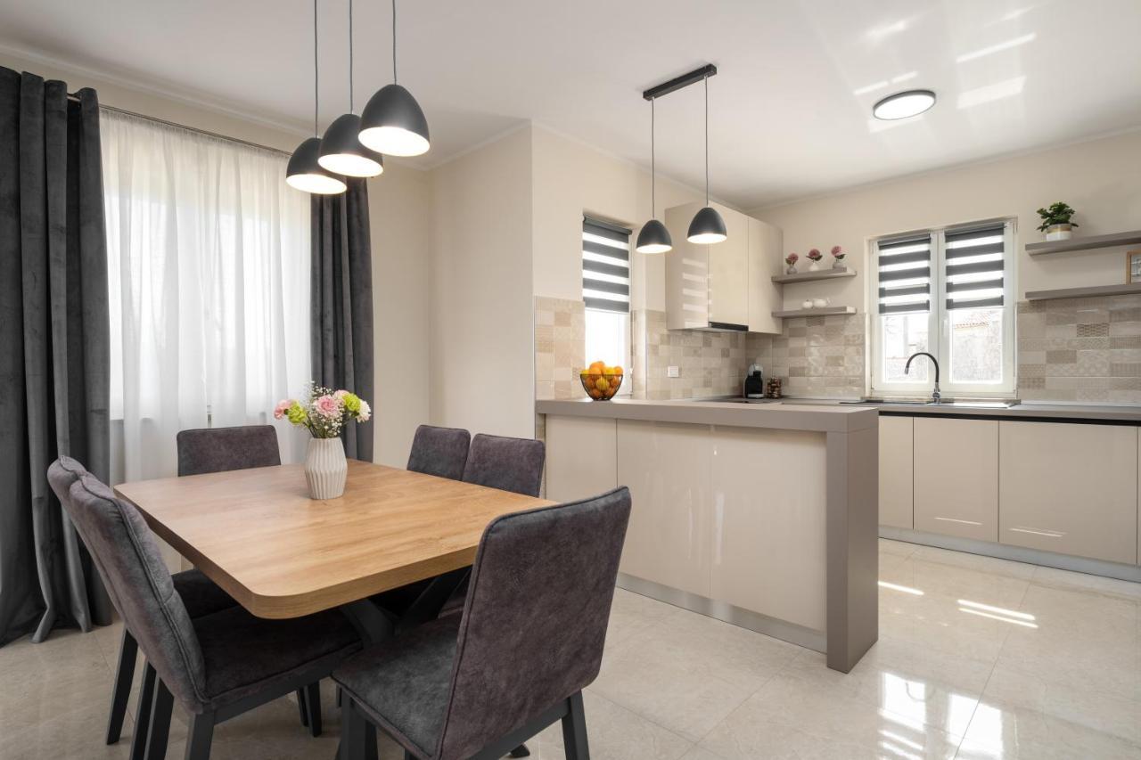 Villa House Leana *